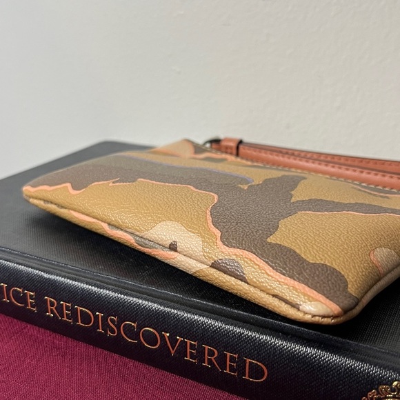 NWOT Coach Corner Zip Wristlet w Multicolor Wild Camo Print Army Girl - Picture 7 of 9